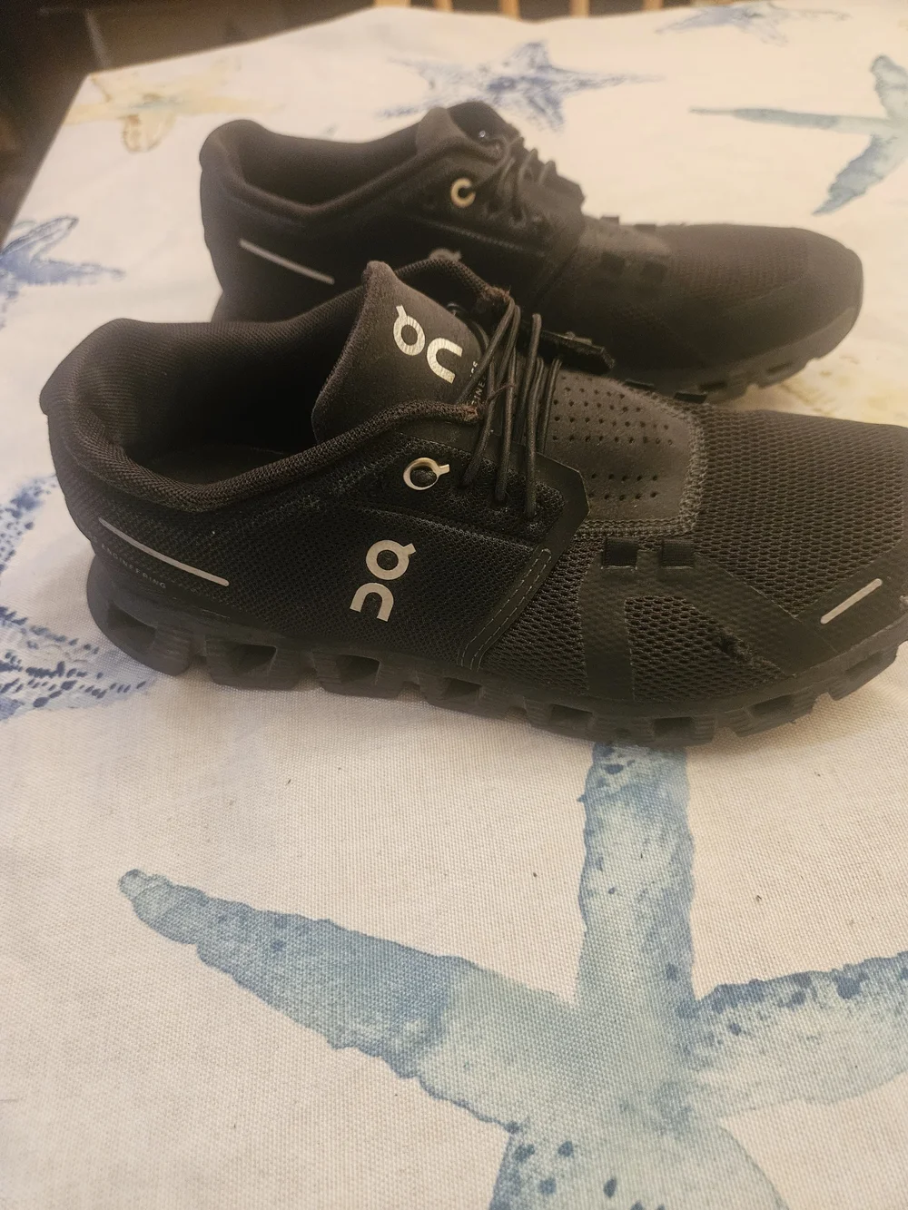 On Running Men's Black Athletic Cloud-Style Running Shoes. Excellent Condition!